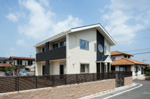 枚方市杉山手　丘の上に建つ「悟りの窓」がある家　　撮影/笹倉洋平